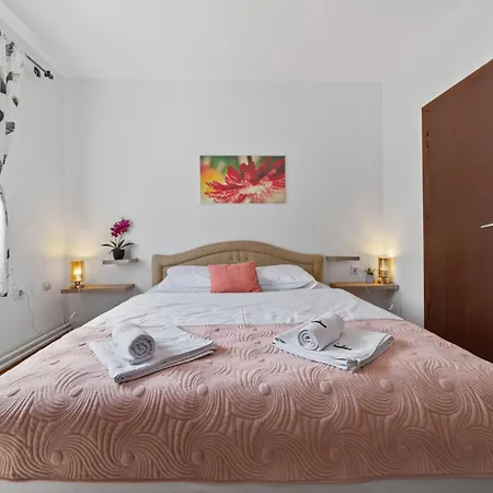 Gm-sobe-pale Near Jahorina & Sarajevo, Private Parking Pale